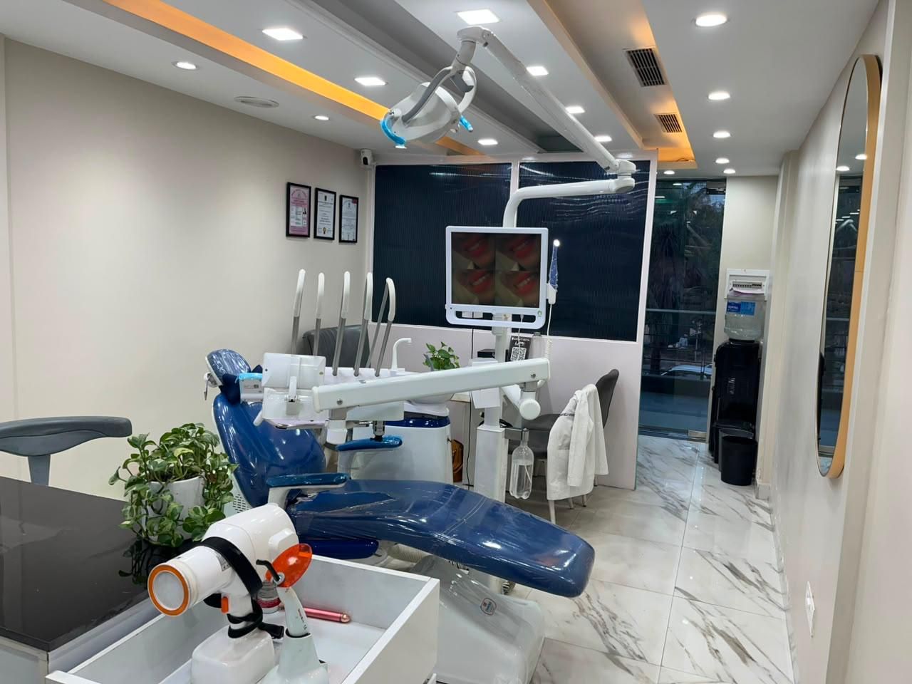 Operatory, Baani Square